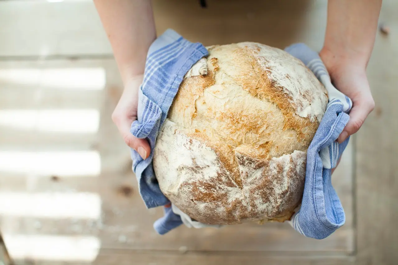 Come conservare il pane fresco per più giorni? Il trucco del canovaccio